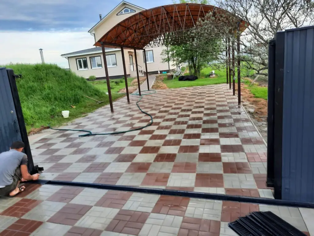 Бетонирование площадки и дорожек